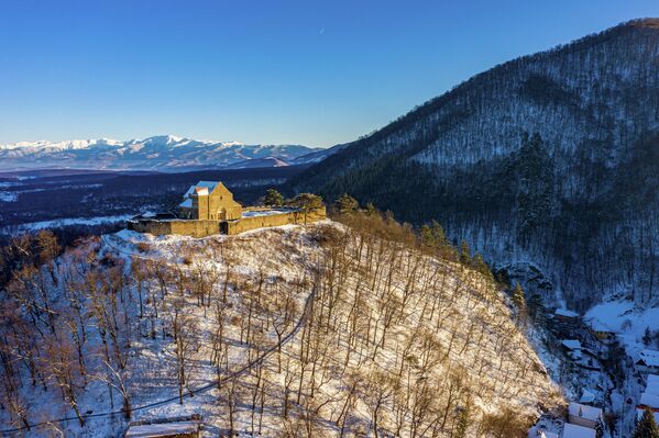 Снимок The fortified church of Cisnădioara, in winter фотографа Adrian Arsu, победивший среди участников из Румынии в конкурсе Wiki Loves Monuments 2020