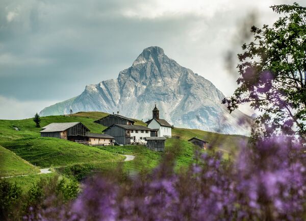 Снимок Panorama of the Ensemble Bürstegg with farm and church фотографа Friedrich Boehringer, победивший среди участников из Австрии в конкурсе Wiki Loves Monuments 2020