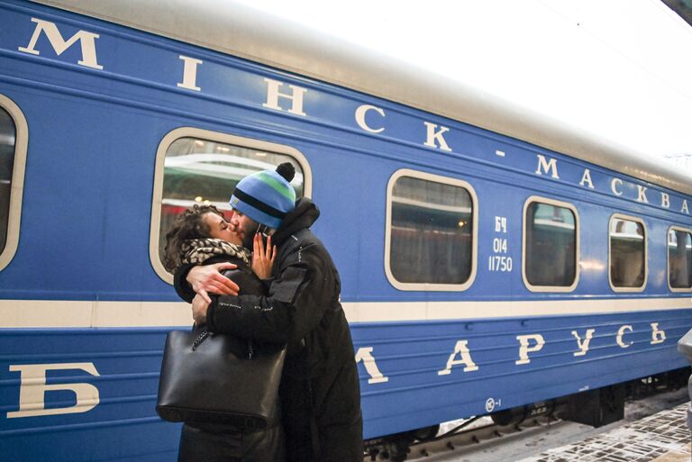 Встреча пассажира у поезда Минск-Москва на Белорусском вокзале в Москве