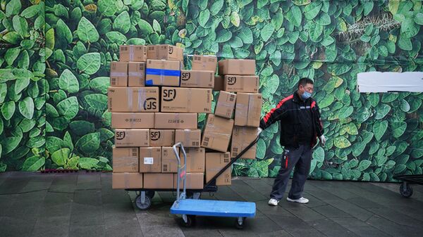 Сотрудник экспресс-доставки возле торгового центра в Пекине