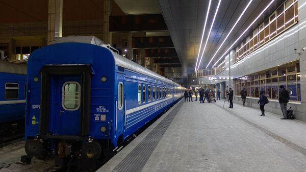 Поезд Минск-Москва на железнодорожном вокзале в Минске