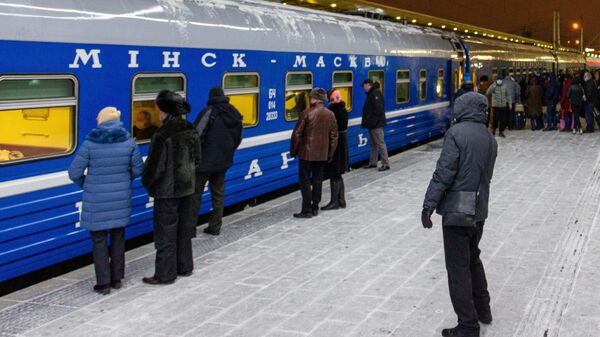 Поезд Минск-Москва на железнодорожном вокзале в Минске