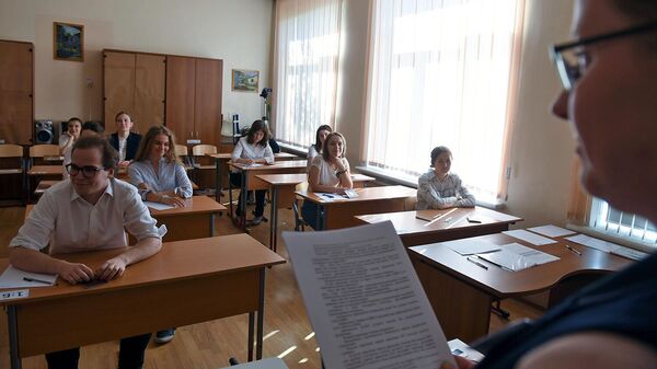 Ученики в классе перед экзаменом