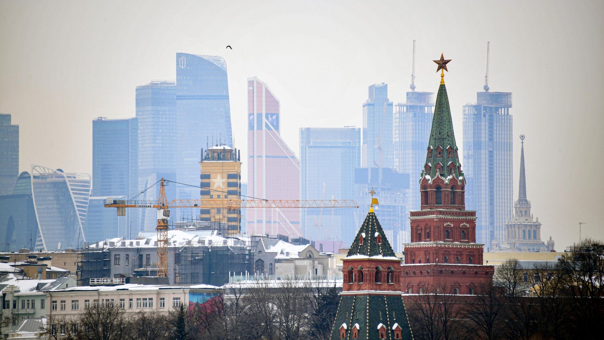 Вид на башни московского Кремля и небоскребы делового центра Москва-сити - РИА Новости, 1920, 16.02.2021