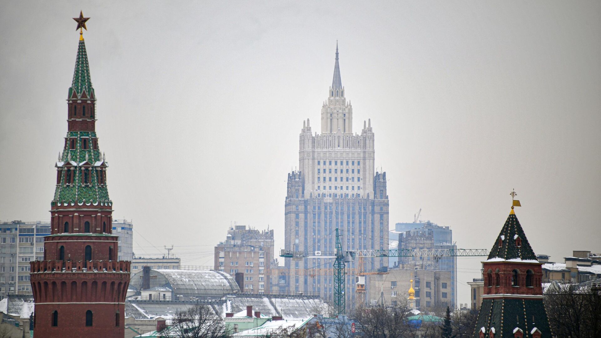 Вид на башни московского Кремля и здание МИД - РИА Новости, 1920, 24.12.2021