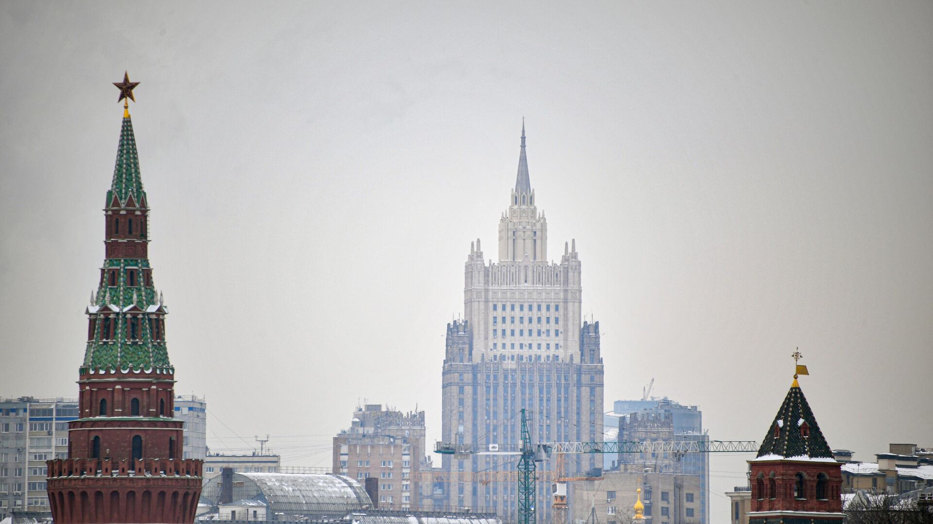 Вид на башни московского Кремля и здание МИД - РИА Новости, 1920, 22.12.2021