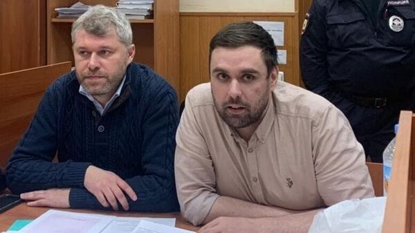 Муниципальный депутат Константин Янкаускас (справа) в Басманном районном суде Москвы