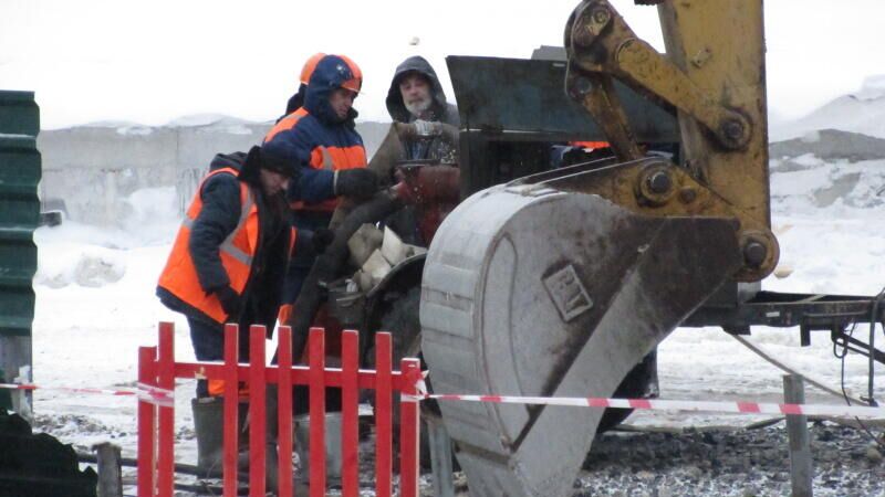 Устранение дефекта на теплотрассе в Куйбышеве, в результате которого произошло отключение теплоснабжения 105 домов - РИА Новости, 1920, 10.02.2021