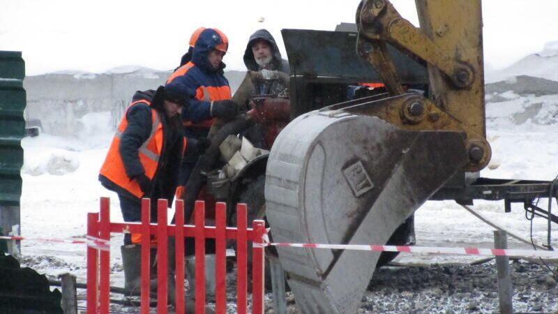 Устранение дефекта на теплотрассе в Куйбышеве, в результате которого произошло отключение теплоснабжения 105 домов - РИА Новости, 1920, 10.02.2021