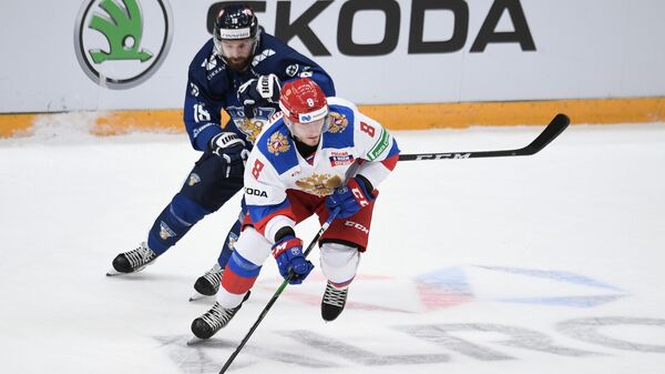 Игрок сборной России Иван Морозов (на первом плане) и игрок сборной Финляндии Отто Пааянен