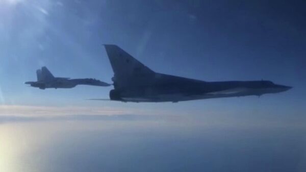 Дальний бомбардировщик Ту-22М3 Воздушно-космических сил России выполняет плановый полет в воздушном пространстве над нейтральными водами акватории Черного моря. Кадр видео