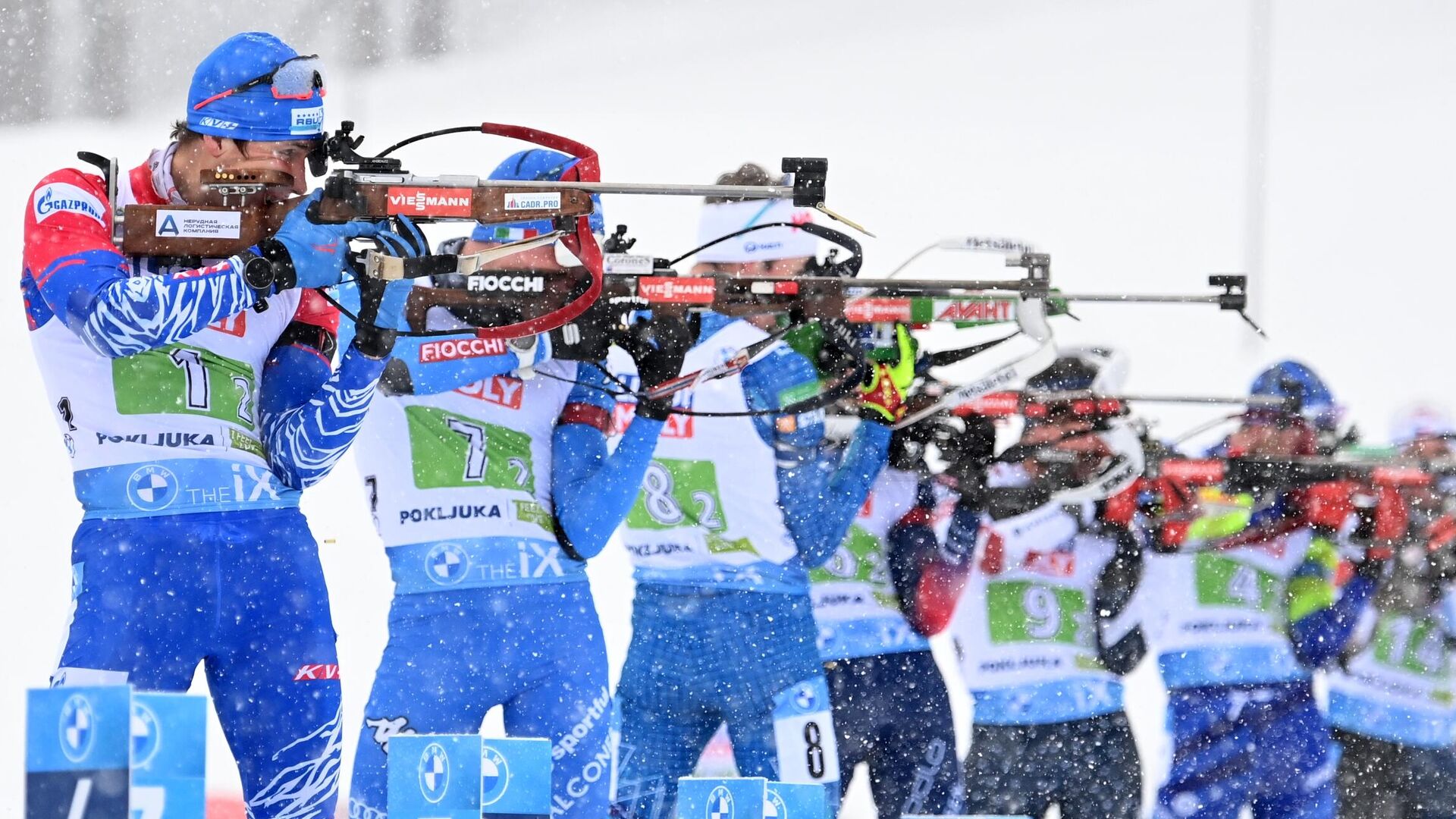 Спортсмены на огневом рубеже смешанной эстафеты на чемпионате мира по биатлону в словенской Поклюке. На первом плане - Эдуард Латыпов (Россия). - РИА Новости, 1920, 10.02.2021