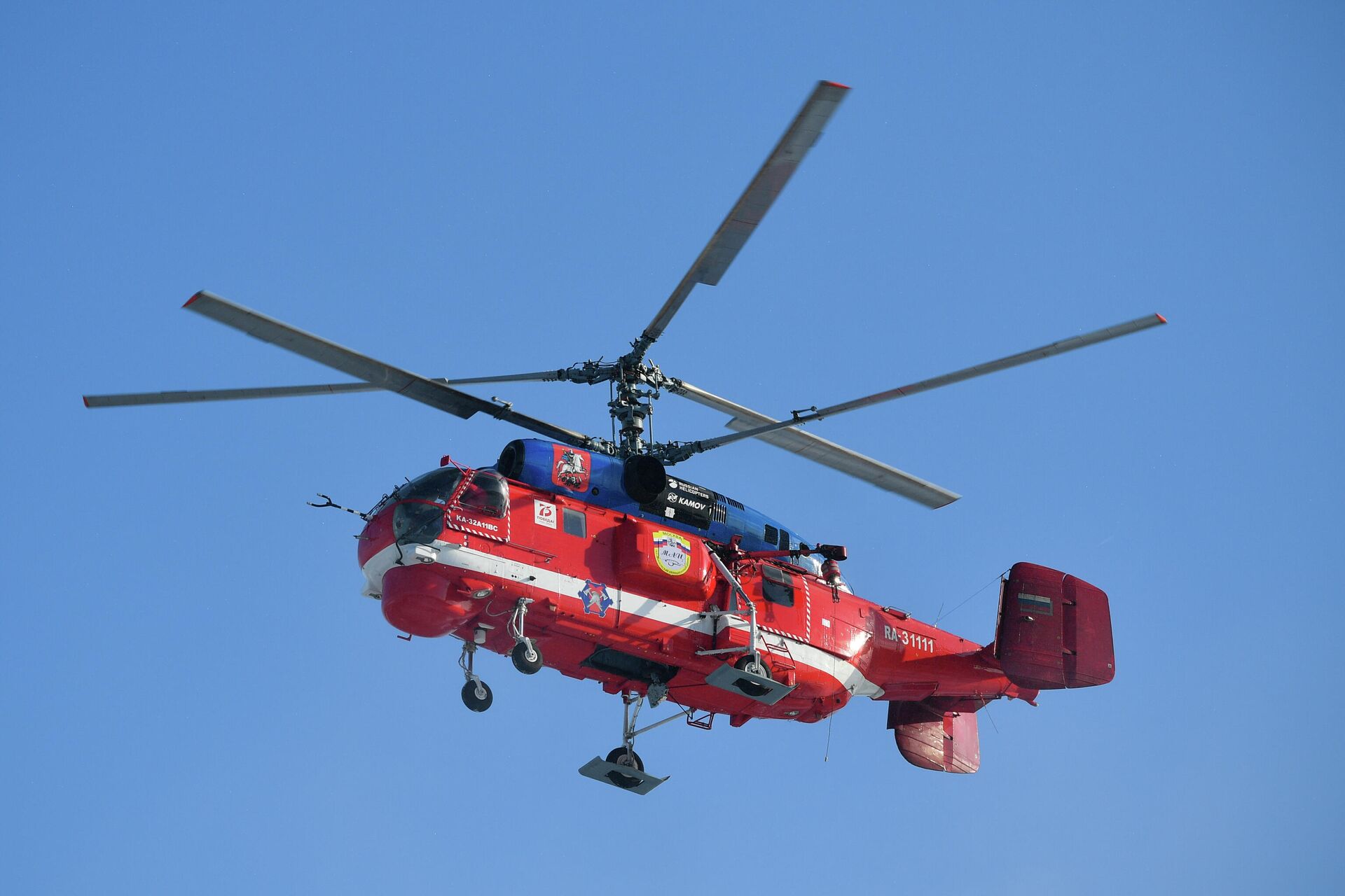 Новый пожарный вертолет Ка-32А11ВС, приспособленный для полетов в сложных метеоусловиях, во время показательной тренировки уникальной службы воздушных спасателей Московского авиационного центра - РИА Новости, 1920, 10.02.2021