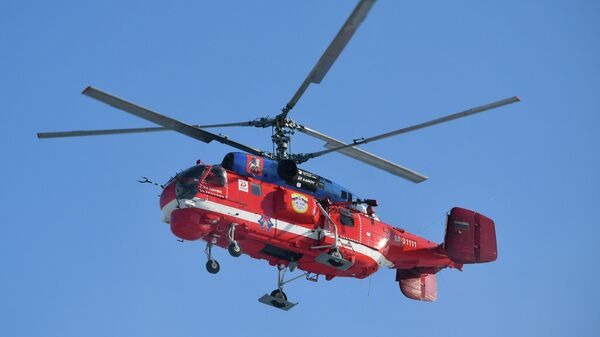 Новый пожарный вертолет Ка-32А11ВС, приспособленный для полетов в сложных метеоусловиях, во время показательной тренировки уникальной службы воздушных спасателей Московского авиационного центра
