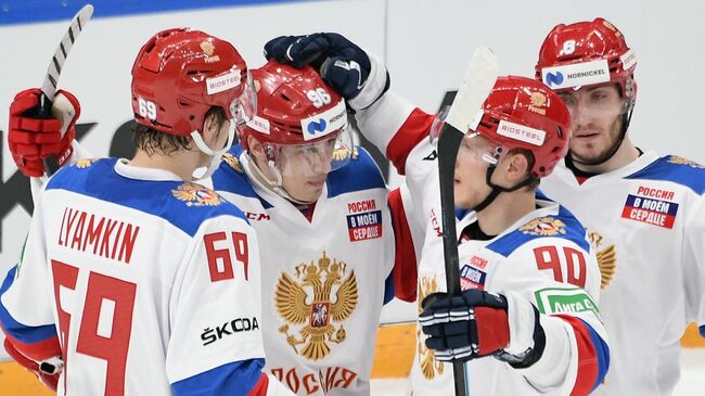Игроки сборной России радуются заброшенной шайбе в матче второго этапа Еврохоккейтура 2020/21 Кубок Первого канала между сборными командами России и Финляндии.