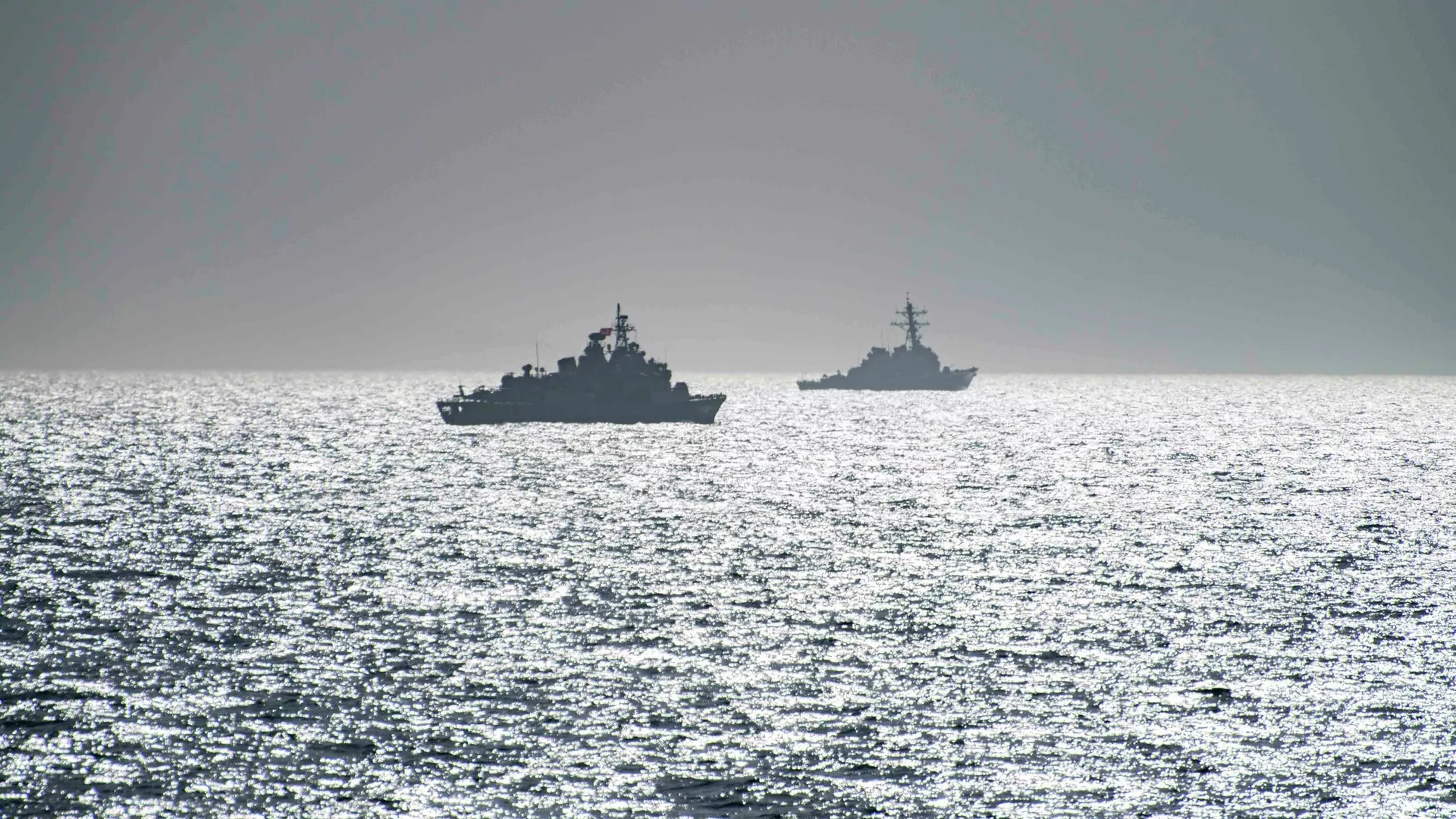 Эсминец ВМС США Портер и фрегат TCG Orucreis турецких ВМС в Черном море Эсминец ВМС США Портер и фрегат TCG Orucreis турецких ВМС в Черном море - РИА Новости, 1920, 16.04.2021