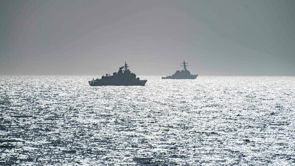Эсминец ВМС США Портер и фрегат TCG Orucreis турецких ВМС в Черном море