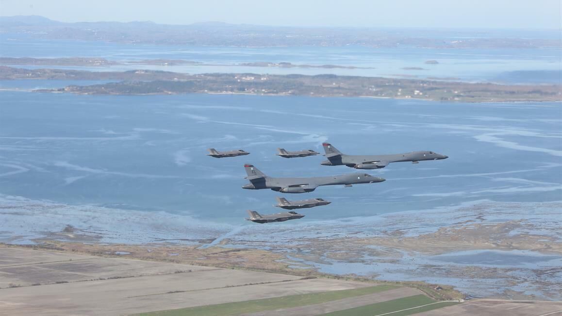 Американские стратегические бомбардировщики B-1B Lancer в сопровождении истребителей F-35 ВВС Норвегии - РИА Новости, 1920, 16.06.2023