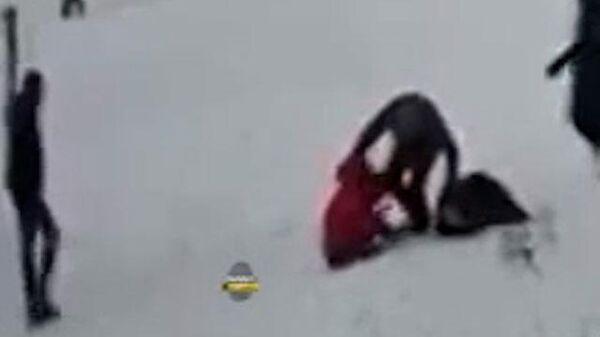 Мужчина избивает сломавших снеговика детей  