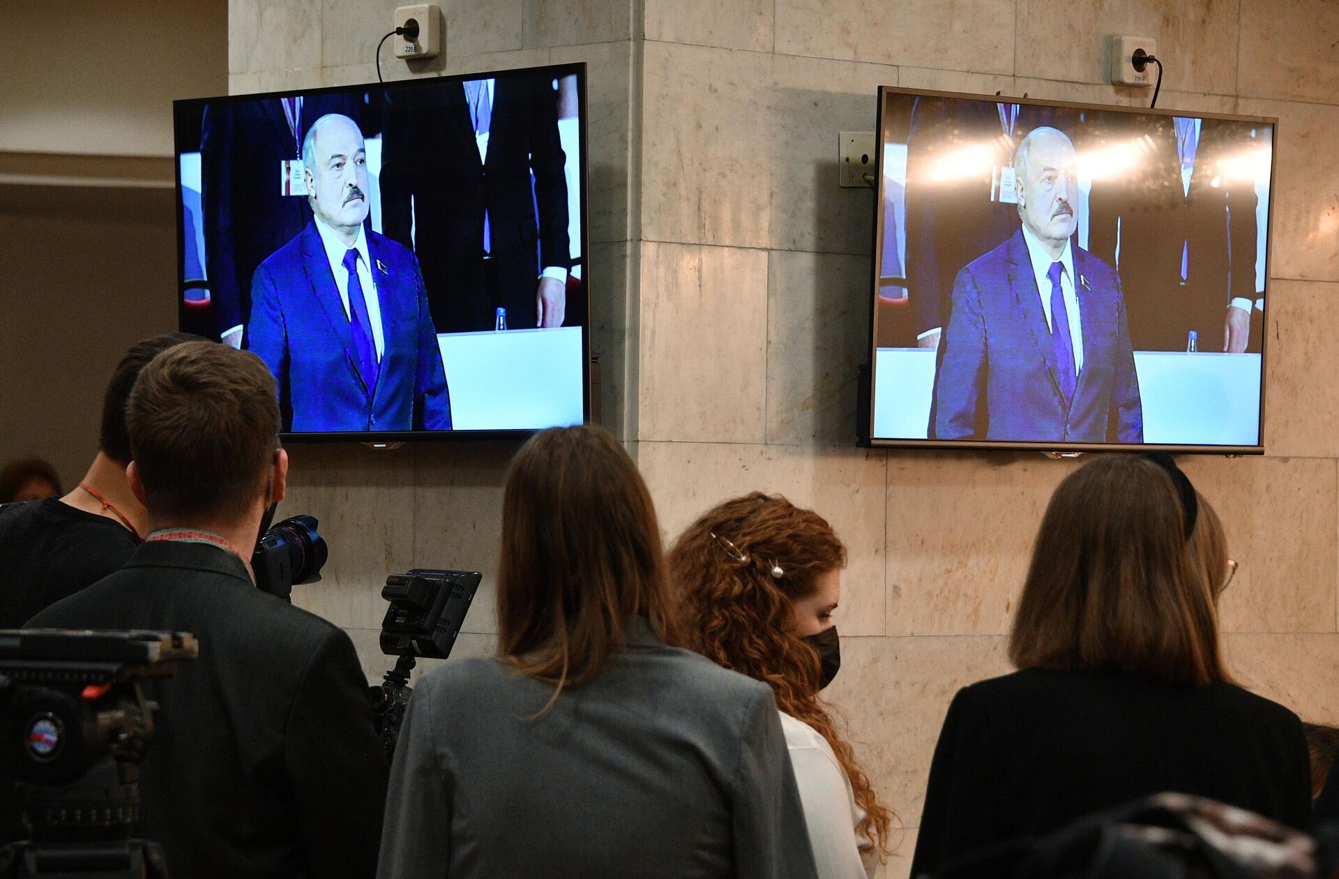 Журналисты наблюдают за открытием VI Всебелорусского народного собрания в пресс-центре Дворца Республики в Минске - РИА Новости, 1920, 15.06.2022