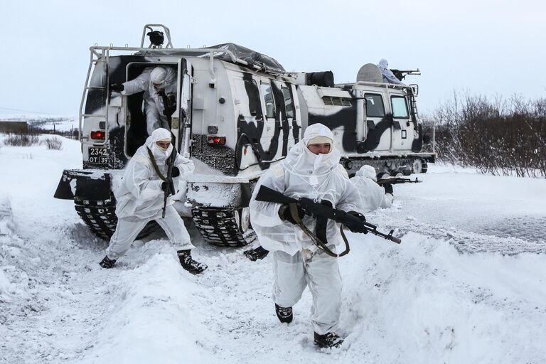 Военнослужащие разведывательного подразделения Печенгской бригады Северного флота на занятиях по тактической подготовке на боевых арктических вездеходах Алеут в Печенгском районе Мурманской области