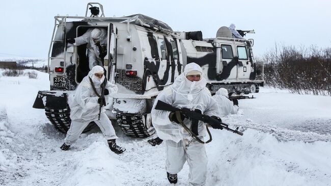 Военнослужащие разведывательного подразделения Печенгской бригады Северного флота на занятиях по тактической подготовке на боевых арктических вездеходах Алеут в Печенгском районе Мурманской области