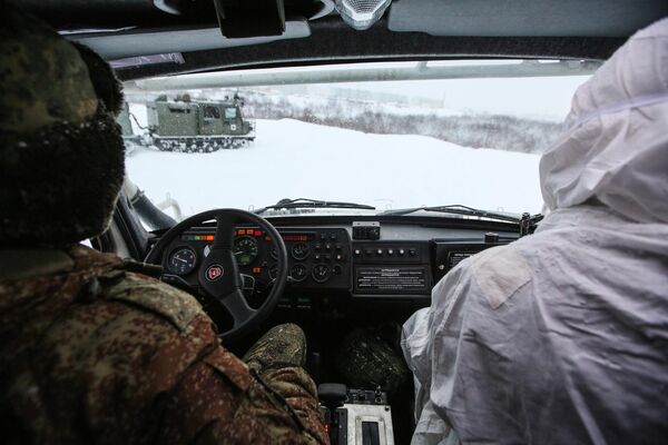 Военнослужащие разведывательного подразделения Печенгской бригады Северного флота на занятиях по тактической подготовке на боевых арктических вездеходах Алеут в Печенгском районе Мурманской области