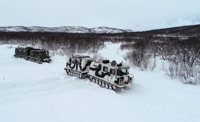 Военнослужащие разведывательного подразделения Печенгской бригады Северного флота на занятиях по тактической подготовке на боевых арктических вездеходах Алеут в Печенгском районе Мурманской области