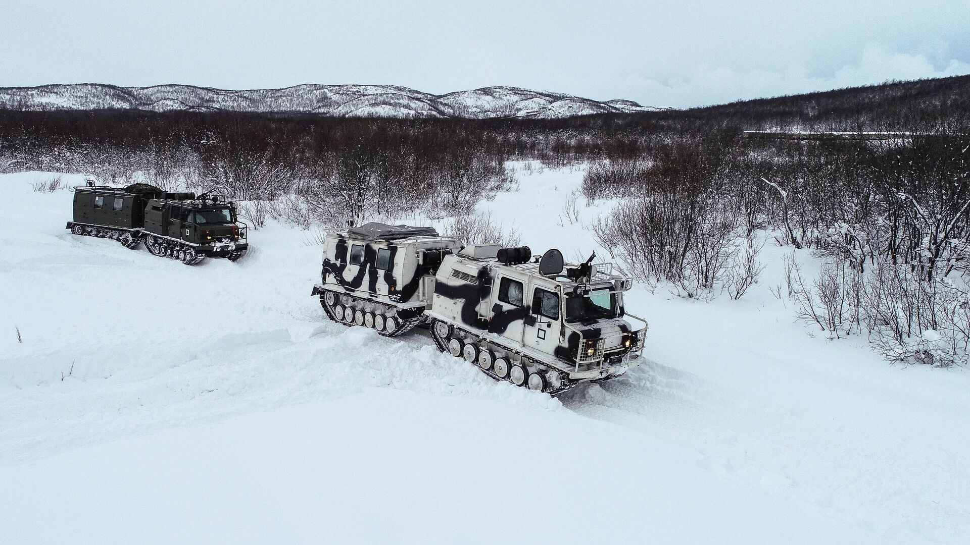 Военнослужащие разведывательного подразделения Печенгской бригады Северного флота на занятиях по тактической подготовке на боевых арктических вездеходах Алеут в Печенгском районе Мурманской области - РИА Новости, 1920, 18.09.2021