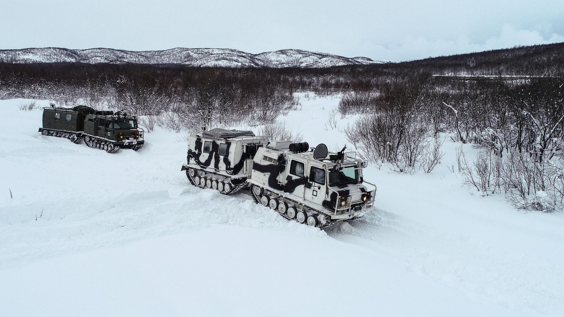 Военнослужащие разведывательного подразделения Печенгской бригады Северного флота на занятиях по тактической подготовке на боевых арктических вездеходах Алеут в Печенгском районе Мурманской области - РИА Новости, 1920, 18.09.2021