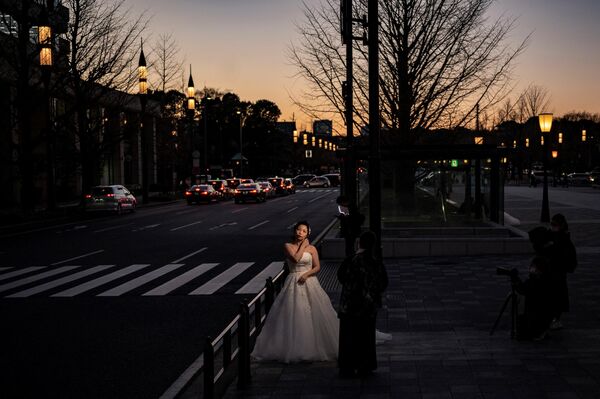 Девушка готовится к свадебной фотосессии в Токио 