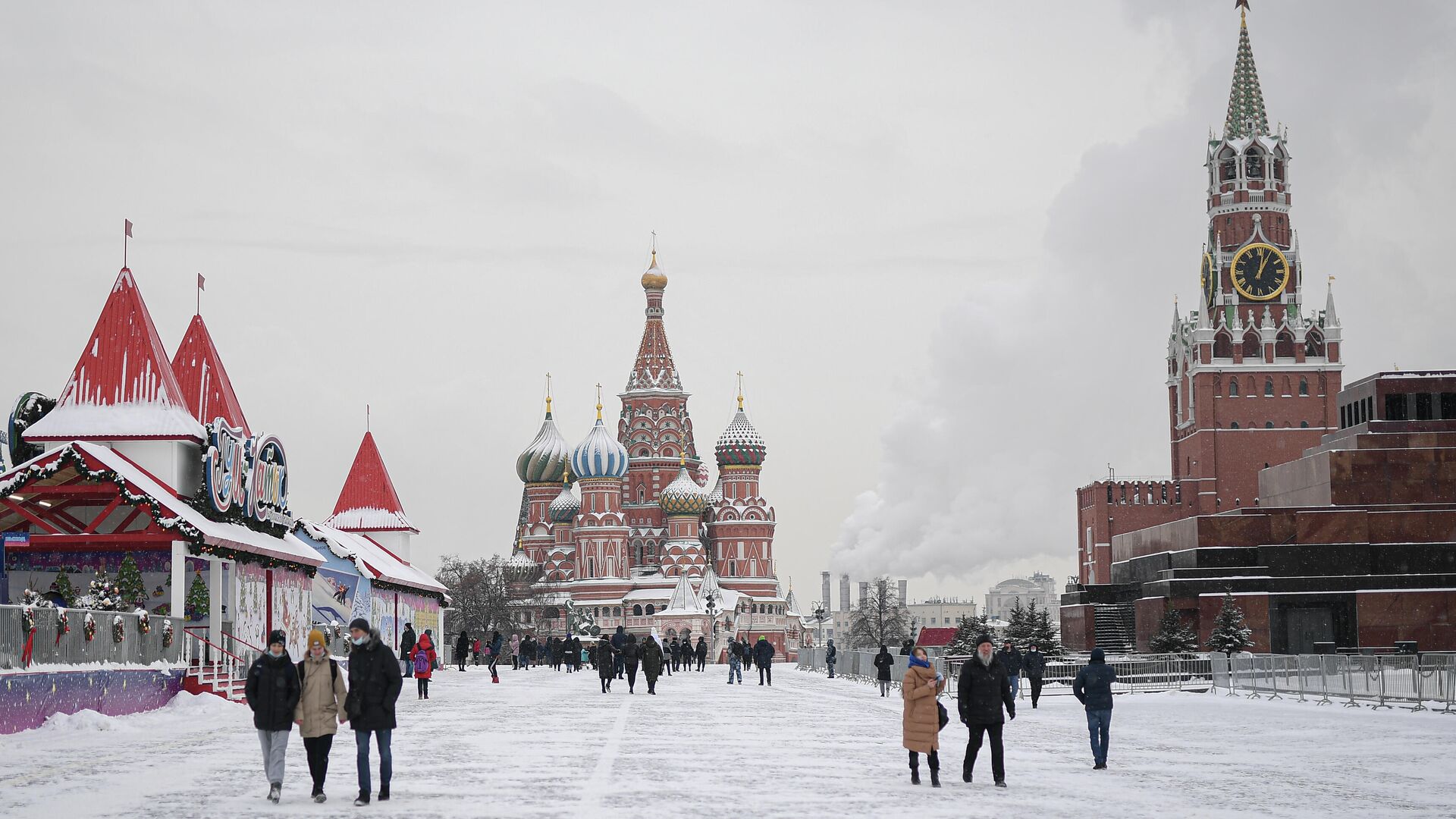 Люди гуляют по выпавшему снегу на Красной площади в Москве - РИА Новости, 1920, 08.12.2022