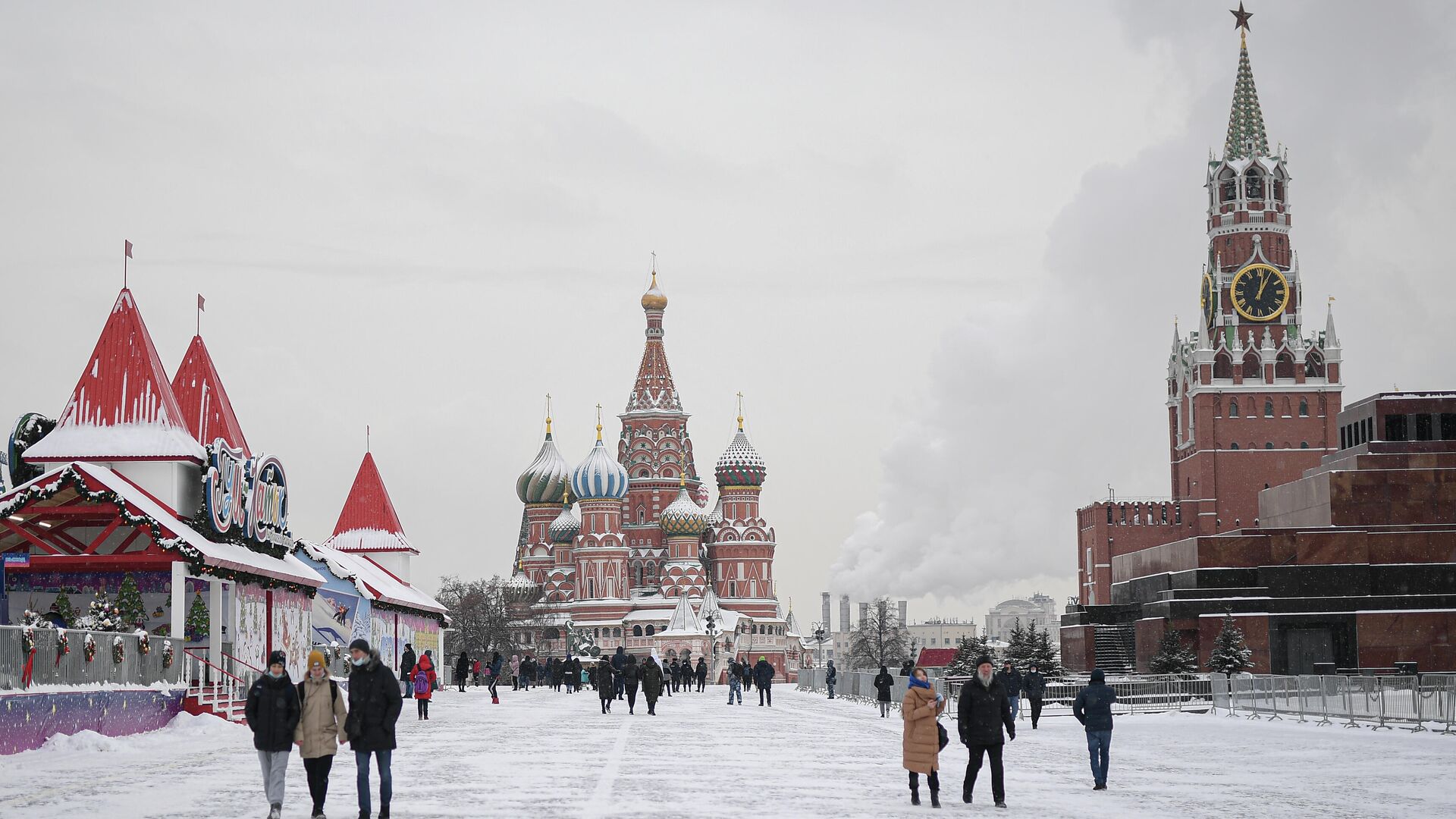 Люди гуляют по выпавшему снегу на Красной площади в Москве - РИА Новости, 1920, 08.12.2022
