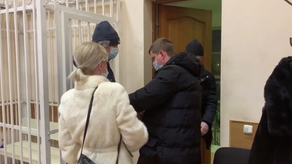 Евгений Козин, подозреваемый в посредничестве во взяточничестве, в суде города  Красноярска. Кадр из видео
