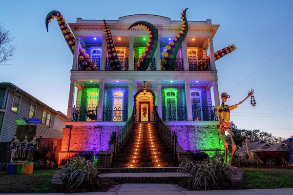 Плавучий дом, украшенный к празднованию Марди Гра в Луизианне, США  
