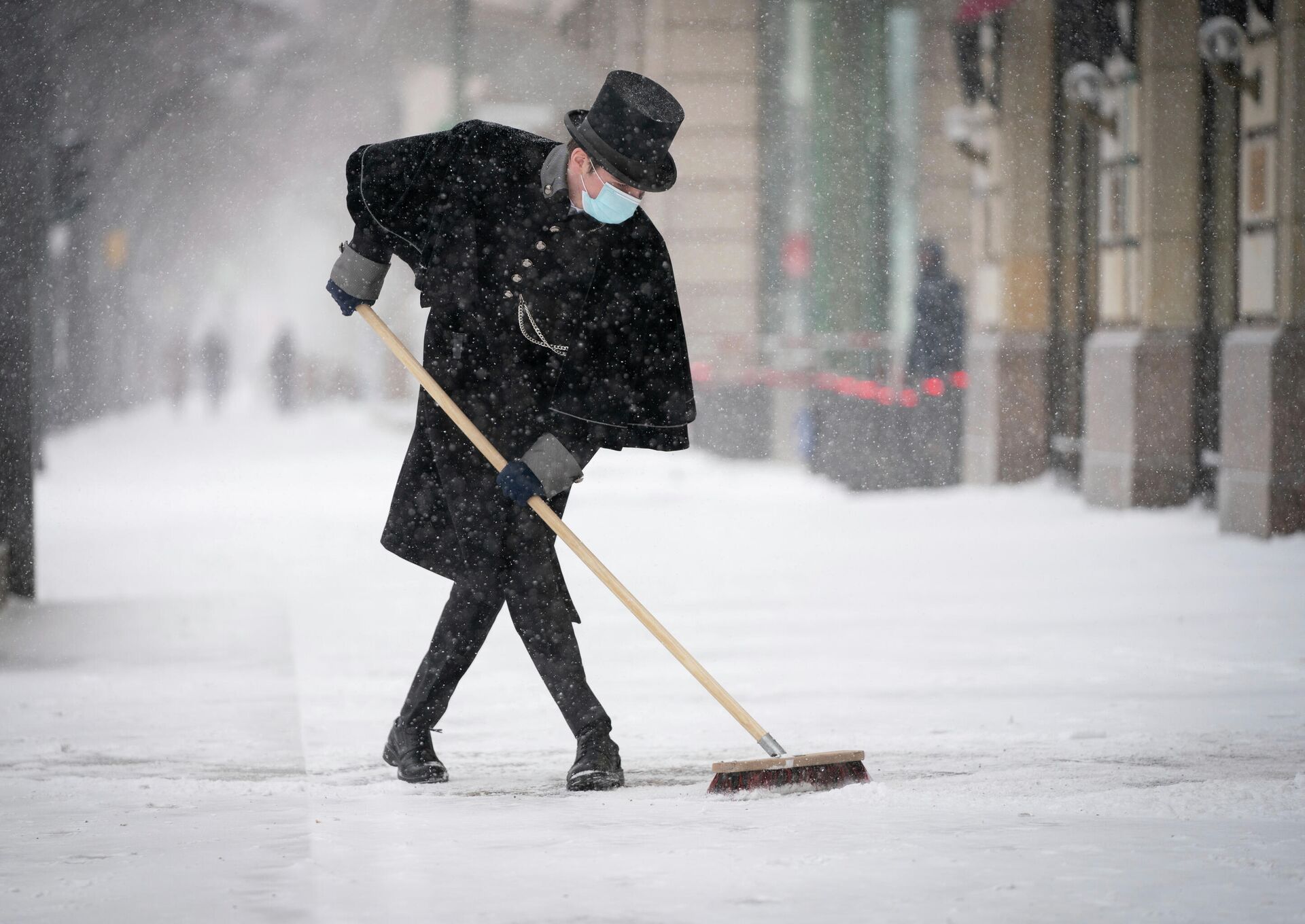 Портье отеля Adlon чистит улицу после снегопада в Берлине, Германия  - РИА Новости, 1920, 09.04.2021