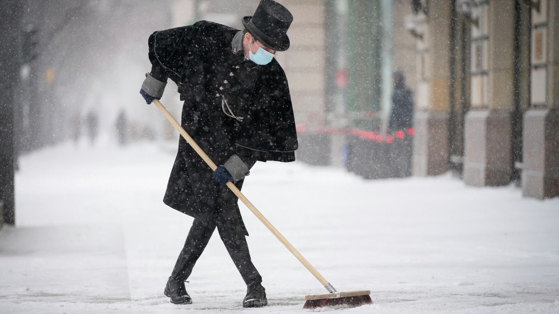 Портье отеля Adlon чистит улицу после снегопада в Берлине, Германия  - РИА Новости, 1920, 23.02.2021
