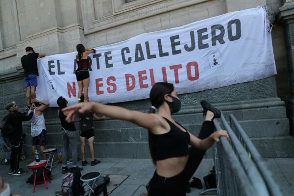 Уличные артисты готовятся к акции протеста после убийства уличного жонглера полицейским в Сантьяго