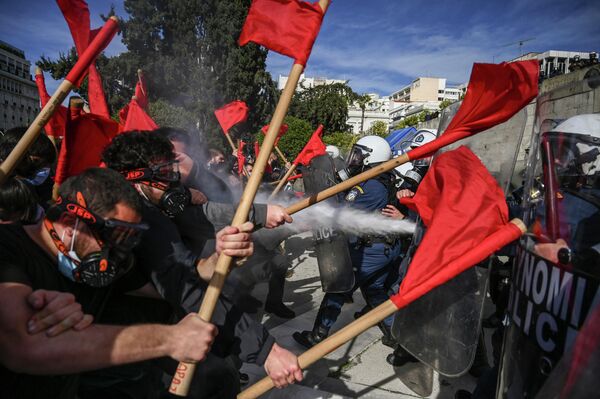 Столкновение греческих студентов с полицейскими во время демонстрации