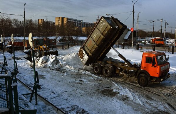 Работа снегоплавильных пунктов в Москве