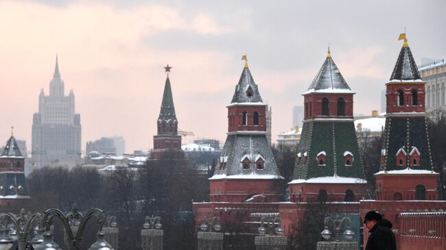 Мужчина на Большом Москворецком мосту в Москве