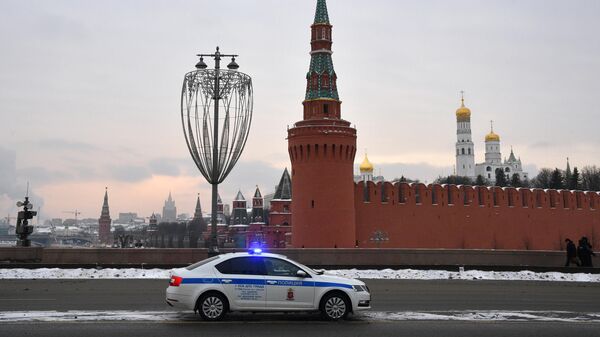 Полицейская машина на Большом Москворецком мосту в Москве