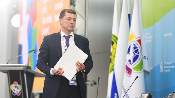 Максим Топилин перед началом дискуссии в рамках XIX Всемирного фестиваля молодежи и студентов в Сочи