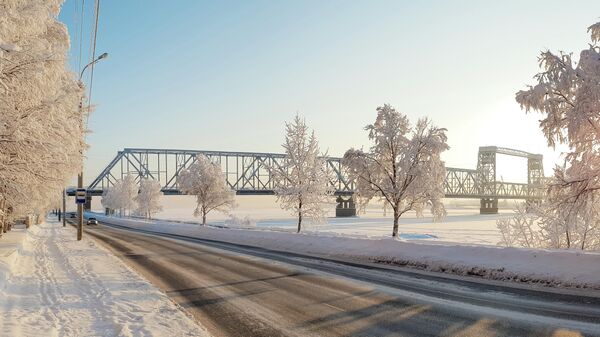 Автомобильная дорога и железнодорожный мост в Архангельске