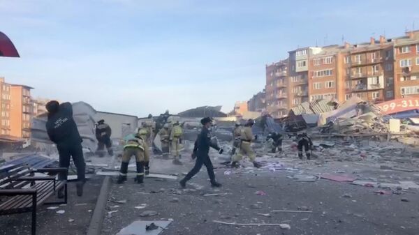 Сотрудники МЧС на месте взрыва газа в супермаркете во Владикавказе. Кадр из видео