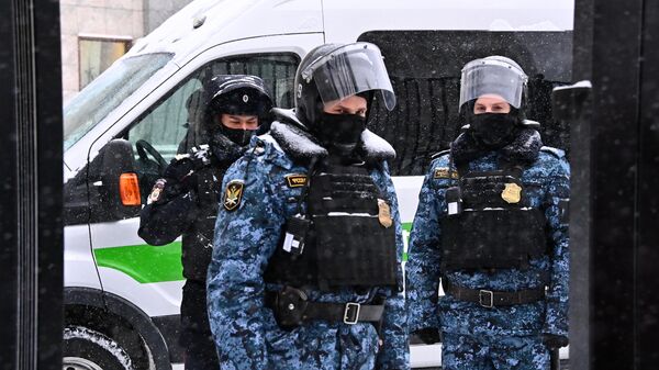 Сотрудники полиции у здания Бабушкинского районного суда, где состоится заседание по делу Алексея Навального