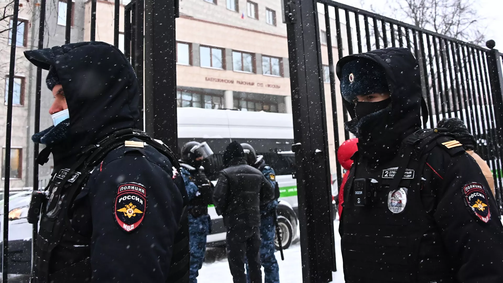 Сотрудники полиции у здания Бабушкинского районного суда, где состоится заседание по делу Алексея Навального Сотрудники полиции у здания Бабушкинского районного суда, где состоится заседание по делу Алексея Навального - РИА Новости, 1920, 12.02.2021