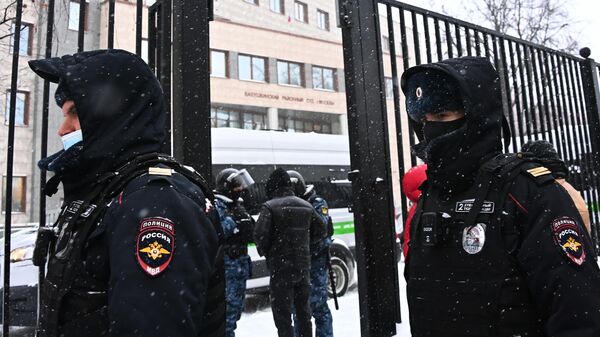 Сотрудники полиции у здания Бабушкинского районного суда, где состоится заседание по делу Алексея Навального
