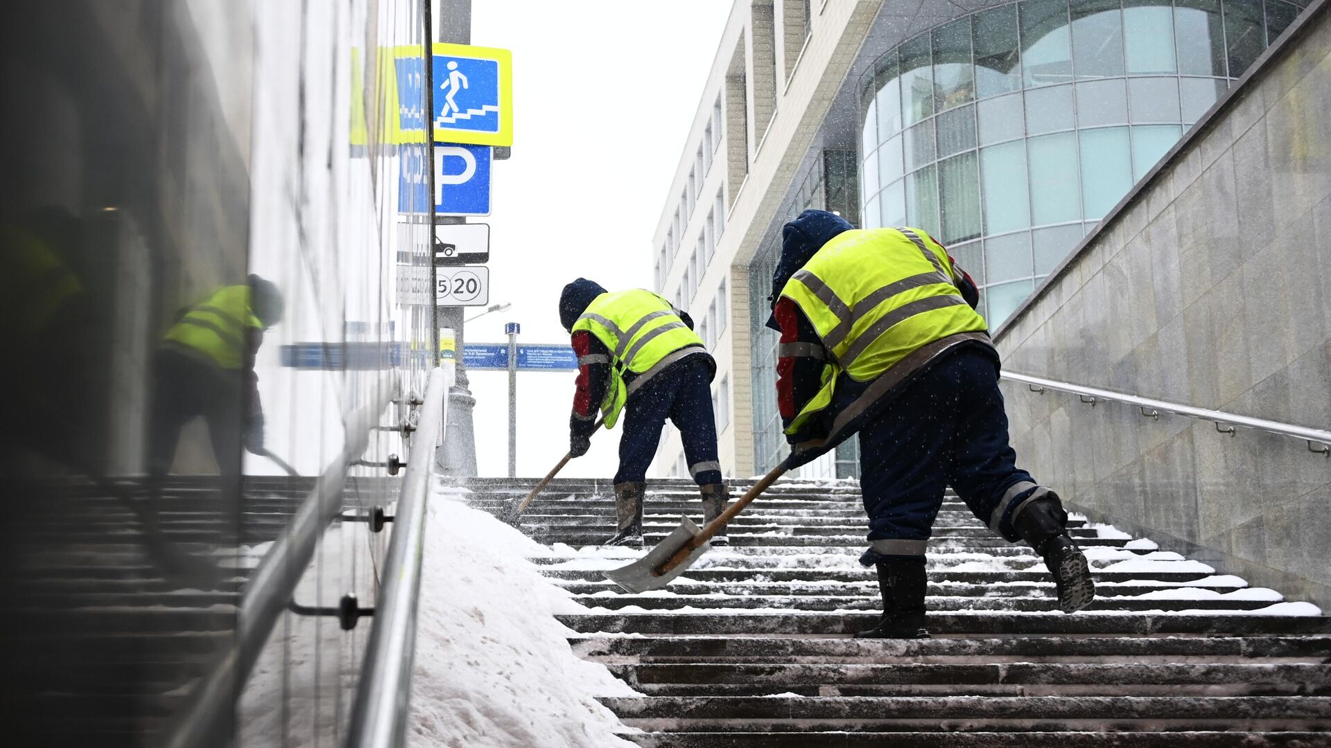 Сотрудники коммунальных служб убирают снег в подземном переходе в Москве - РИА Новости, 1920, 12.02.2021