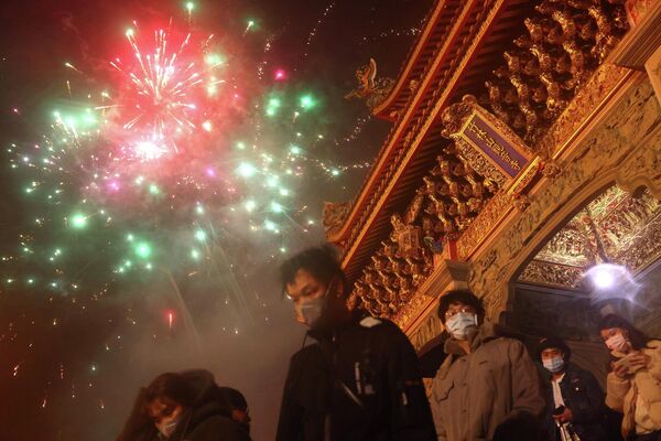 Салют в честь наступления Китайского Нового года в Тайбэе, Тайвань 